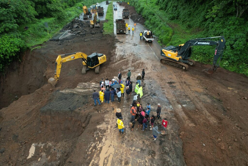 El socavamiento en la Autopista Palín - Escuintla se registró el 13 de junio y obligó a cerrar la ruta por completo (foto AFP)