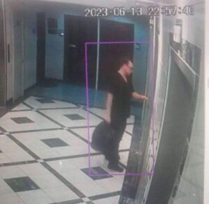 Fotogramas captados por cámara de seguridad muestran al doctor Kevin Malouf la noche del 13 de junio de 2023.