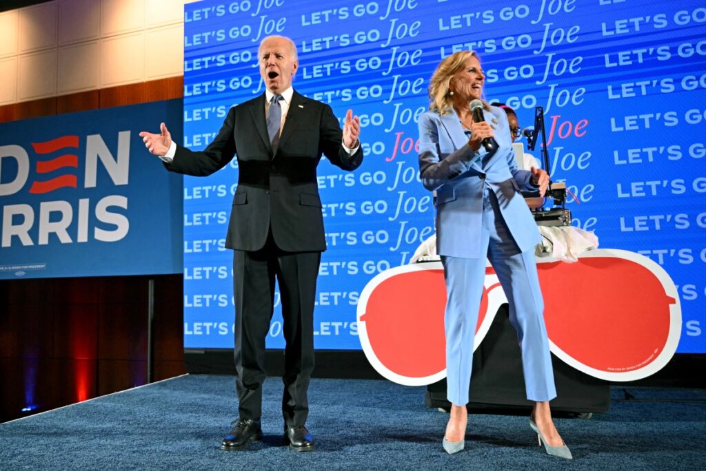 El actual presidente y candidato por el partido demócrata, Joe Biden, junto a su esposa, a su llegada al debate presidencial (foto AFP)