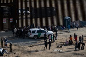 Trump promete derogar orden de Biden para cerrar la frontera con México