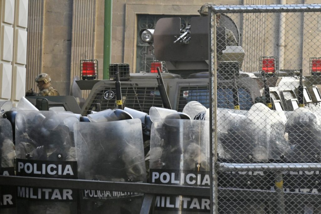Oficiales de la policía militar hacen guardia frente al Palacio Quemado en la Plaza Murillo de La Paz el 26 de junio de 2024. Soldados y tanques se desplegaron frente a edificios gubernamentales e intentaron derribarlos (Foto de AIZAR RALDES / AFP)