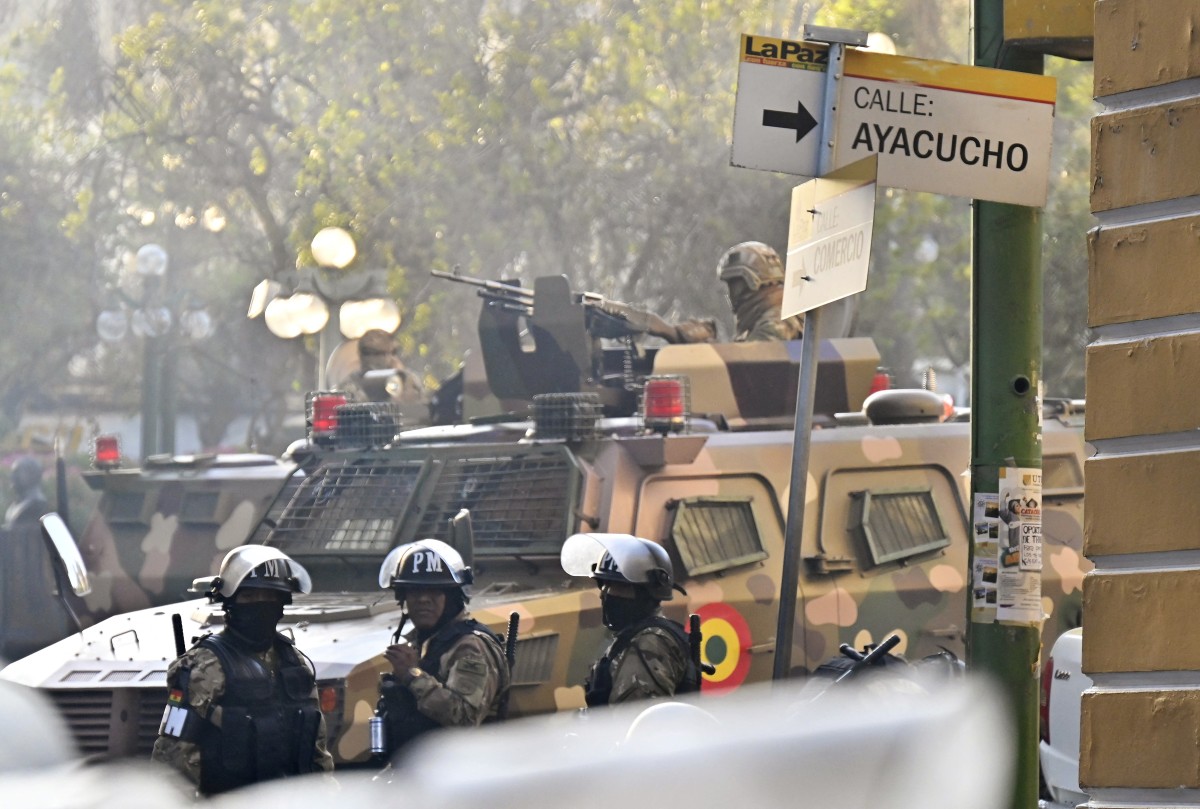 Un soldado en un vehículo blindado está desplegado frente al Palacio Quemado en la Plaza Murillo de La Paz el 26 de junio de 2024. (Foto de AIZAR RALDES / AFP)
