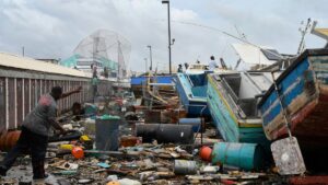 Los barcos pesqueros dañados se amontonan entre sí después del huracán Beryl en el mercado de pescado de Bridgetown, Barbados, el 1 de julio de 2024. (Foto de Randy Brooks / AFP)