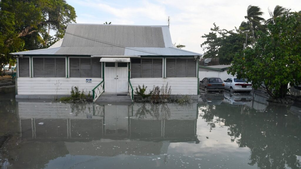 Los negocios inundados después del paso del huracán Beryl en Worthing, Christ Church, Barbados, el 1 de julio de 2024. (Foto de Randy Brooks / AFP)