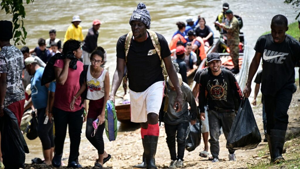 Migrantes llegan al Centro de Recepción para Atención a Migrantes en Lajas Blancas, en la provincia selvática de Darién, Panamá, el 28 de junio de 2024 (foto: AFP)