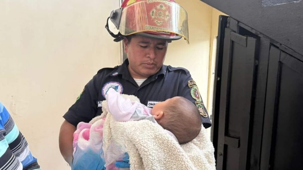 La bebé fue rescatada por elementos de Bomberos Departamentales para ser entregada a la Procuraduría General de la Nación (foto: Bomberos Municipales Departamentales)