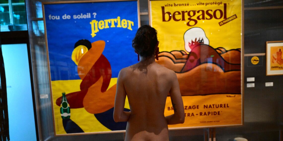 Visitar desnudo un museo en Francia para descubrir los "paraísos naturistas"
