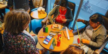 Mujeres artesanas forman parte de la organización Wakami que trabaja con comunidades rurales para que tengan acceso a mayores oportunidades (foto: Starbucks)