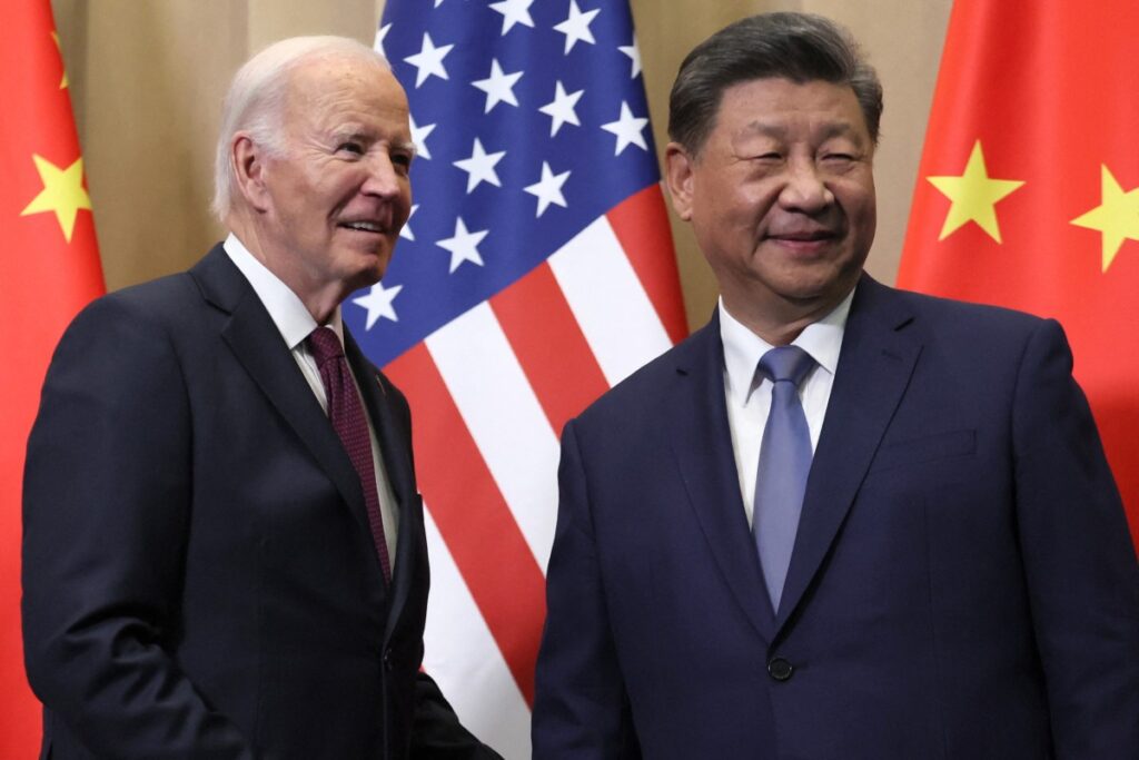 El presidente estadounidense Joe Biden (izq.) habla con el presidente chino Xi Jinping al margen de la cumbre del Foro de Cooperación Económica Asia-Pacífico (APEC) en Lima, Perú, el 16 de noviembre de 2024. (Foto de Leah Millis/POOL/AFP)