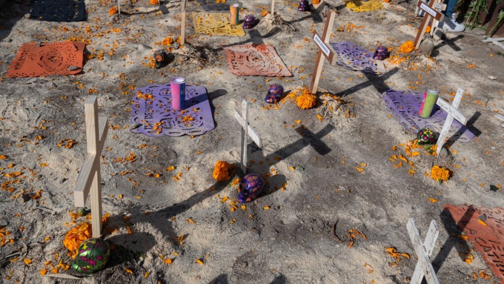 Vista de cruces de madera, parte de un altar colocado por miembros de la Coalición Pro Migrantes en el muro fronterizo entre México y Estados Unidos, durante las celebraciones del Día de Muertos en Tijuana, estado de Baja California, México, el 2 de noviembre de 2024. - El altar estaba destinado a honrar a los migrantes que perdieron la vida en su viaje a los Estados Unidos. (Foto: Guillermo Arias/AFP)