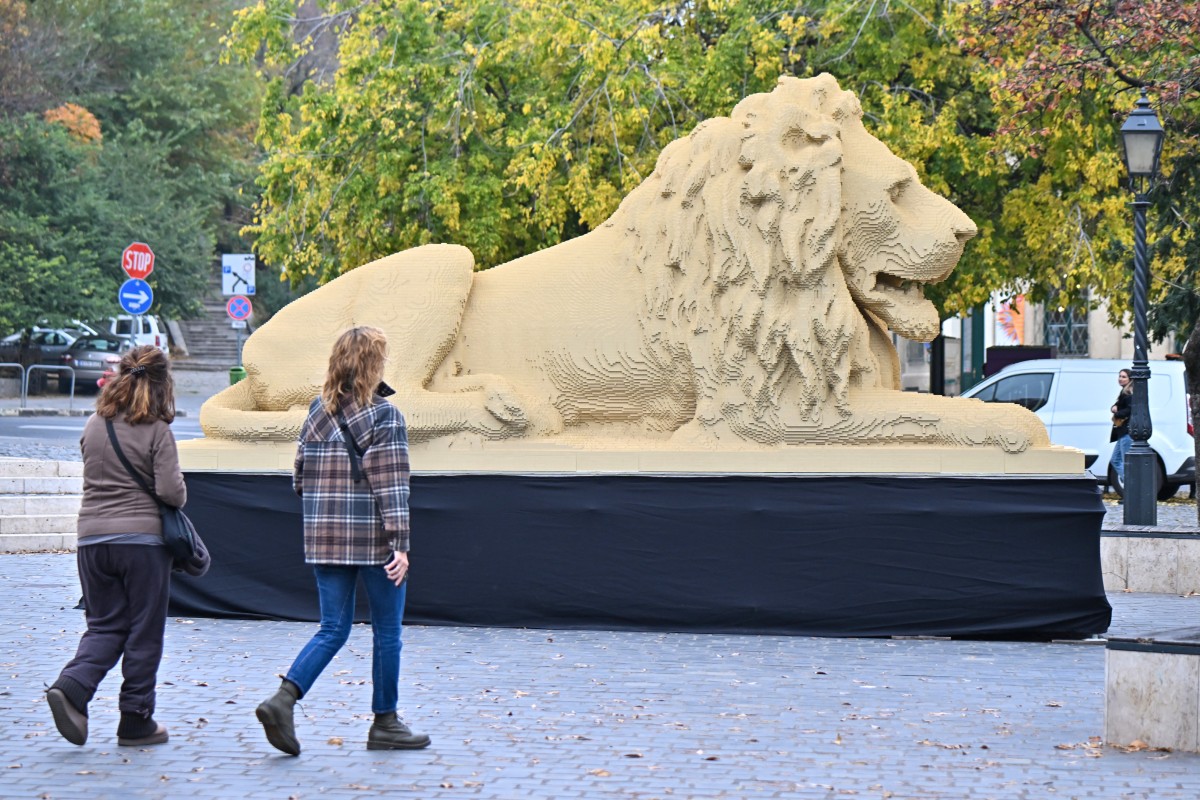 El artista húngaro que asombra con sus megaconstrucciones Lego