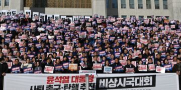 Miles de personas exigen la renuncia del presidente de Corea del Sur tras su fallida ley marcial