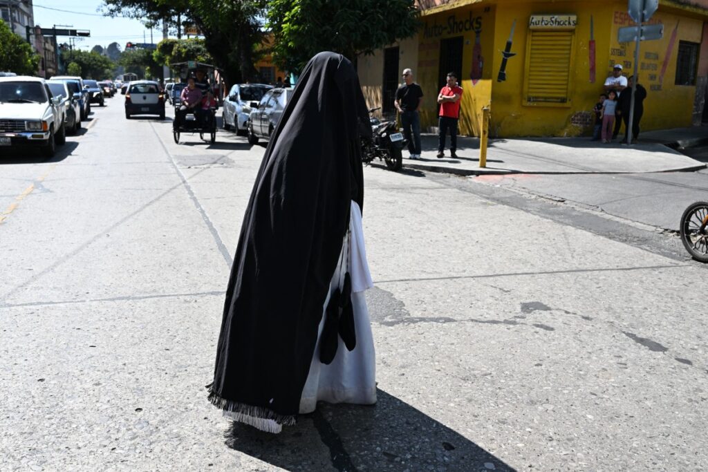 Miembros de la comunidad judía Lev Tahor permanecen afuera de la escuela de educación especial Alida España de Arana donde permanecen los niños rescatados en la Ciudad de Guatemala (Foto de Johan ORDÓÑEZ/AFP)