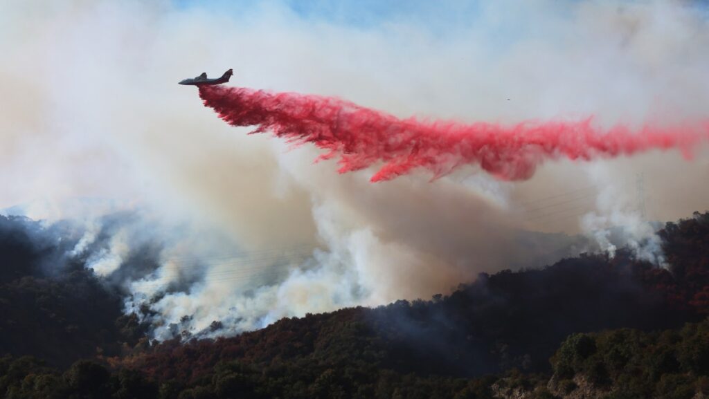 Se deja caer retardante a medida que el incendio Palisades crece cerca de Encino Hills, California, el 11 de enero de 2025. (Foto de David Swanson / AFP)