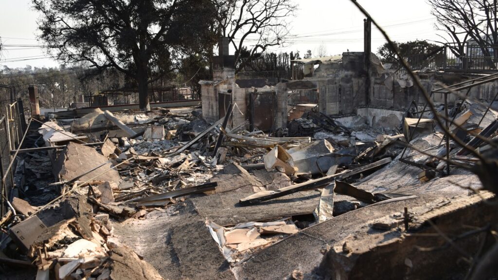 Los restos carbonizados del campus Palisades de la escuela privada internacional Le Lycee Francais de Los Ángeles se ven después de que fue destruido en el incendio Palisades en Pacific Palisades, California, el 11 de enero de 2025. (Foto de Chris DELMAS / AFP)