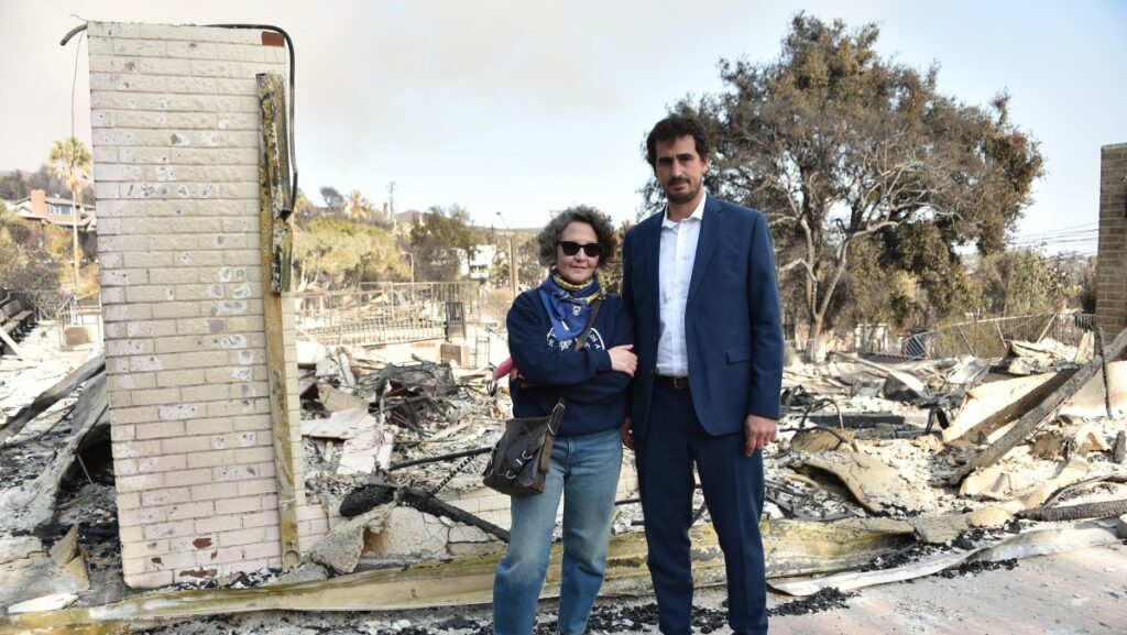 Clara-Lisa Kabbaz (i), presidenta de la escuela privada internacional Le Lycee Francais de Los Ángeles, y el cónsul francés Adrien Frier (derecha) se encuentran entre los escombros del campus de Palisades de la escuela después de que fuera destruido en el incendio de Palisades en Pacific Palisades. California, el 11 de enero de 2025. (Foto de Chris Delmas / AFP)