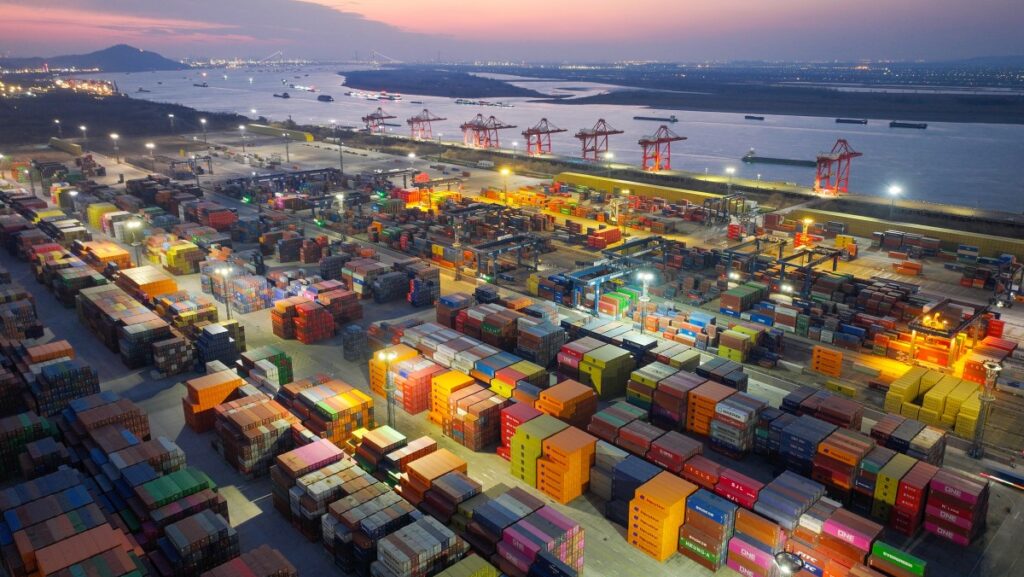 Contenedores en el puerto de Nanjing, en la provincia oriental china de Jiangsu, el 5 de febrero de 2025. Las acciones mundiales se han visto afectadas por la volatilidad esta semana después de que el presidente estadounidense Donald Trump anunciara fuertes aranceles a China, Canadá y México. (Foto: AFP)