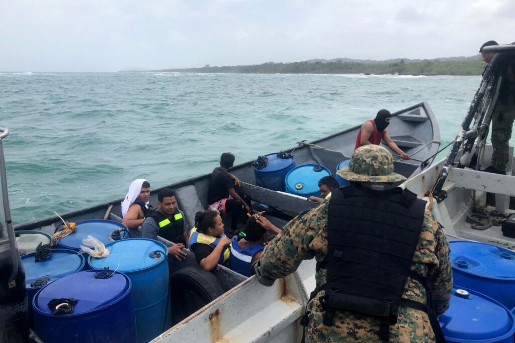 Esta fotografía publicada por el Senafront (Servicio Nacional de Fronteras) muestra a agentes de policía rescatando a migrantes que naufragaron cerca de Mansukum, territorio Guna Yala, Panamá, el 22 de febrero de 2025. (Foto: Senafront / AFP)