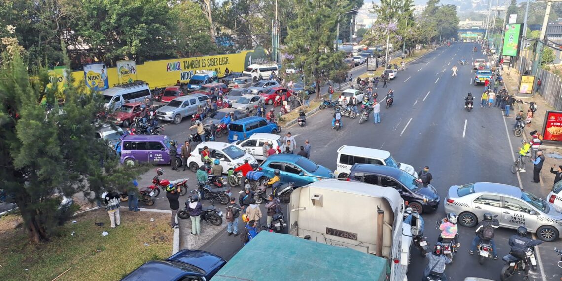 Bloqueo registrado en la Calzada Roosevelt, a la altura del kilómetro 15.