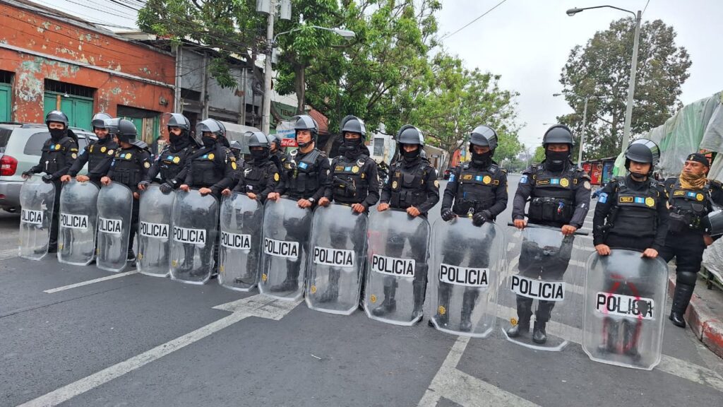 Grupo de agentes antimotines se ubicó en la 18 calle y 10a. avenida de zona 1. 