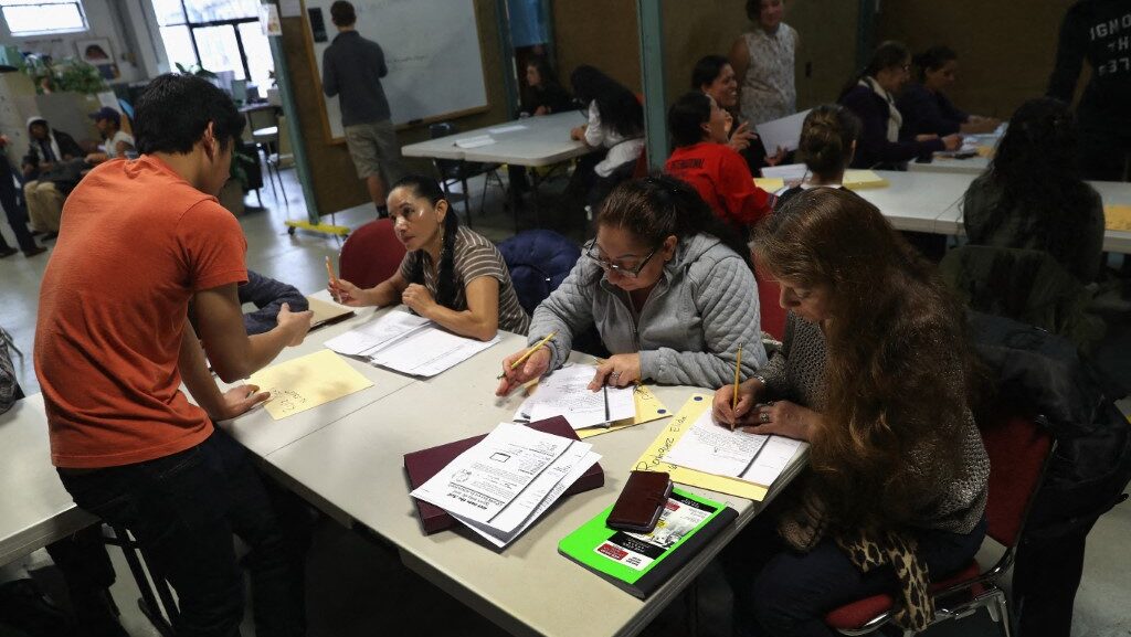 Un grupo de inmigrantes participan en una clase de inglés como segundo idioma en un centro de asistencia a inmigrantes en Stamford, Connecticut. (Foto de JOHN MOORE / GETTY IMAGES NORTEAMÉRICA / Getty Images vía AFP)
