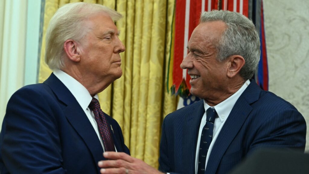 (ARCHIVOS) El nuevo Secretario de Salud y Servicios Humanos de EE. UU., Robert F. Kennedy Jr., estrecha la mano del presidente Donald Trump tras la ceremonia de juramentación en la Oficina Oval de la Casa Blanca en Washington, D. C., el 13 de febrero de 2025. (Foto de ANDREW CABALLERO-REYNOLDS / AFP)