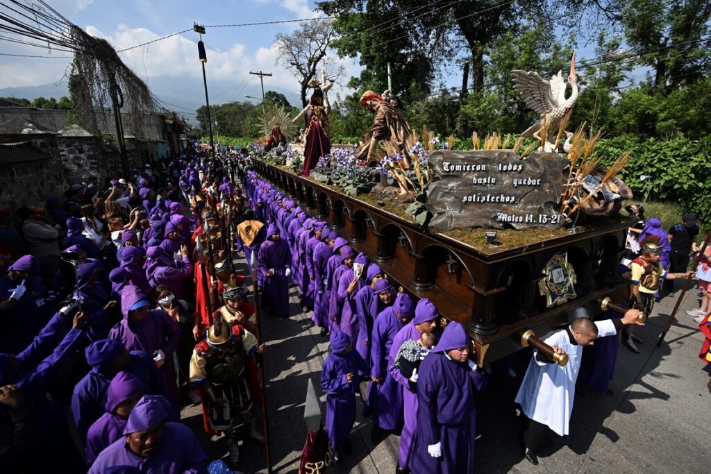 Devotos católicos participan en la procesión de Jesús de la Humildad por las calles de Antigua, Guatemala. (Foto de Johan ORDONEZ / AFP)