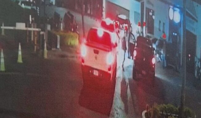 Fotograma muestra que García Rubio estaba con Hansel Szarata en el momento en que recibió el disparo, pero García Rubio argumenta que la trayectoria del disparo que recibió Szarata no iba desde donde él estaba. (Foto: Newsweek)