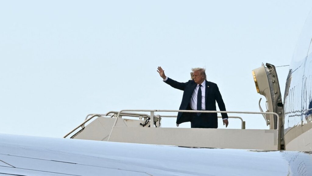 El presidente de Estados Unidos, Donald Trump, saluda al subir al Air Force One en el Aeropuerto Internacional Leonardo da Vinci de Fiumicino, el 26 de abril de 2025, tras el funeral del difunto papa Francisco en el Vaticano. (Foto de Mandel NGAN / AFP)