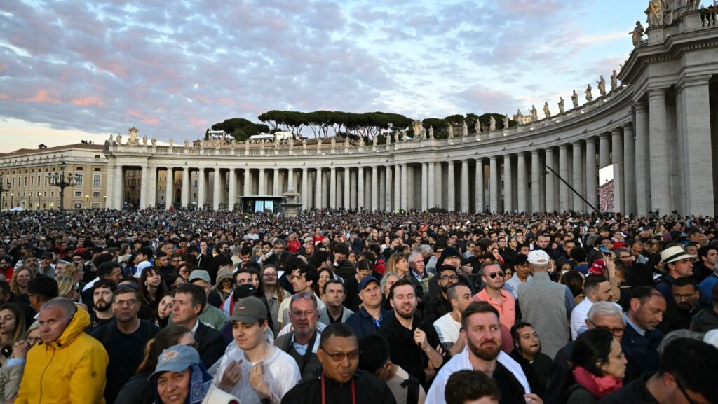 Los fieles se reúnen mientras esperan que el humo salga de la chimenea de la Capilla Sixtina mientras comienza el cónclave para elegir a un nuevo Papa, en la Plaza de San Pedro en el Vaticano, el 7 de mayo de 2025. (Foto de Stefano Rellandini / AFP)