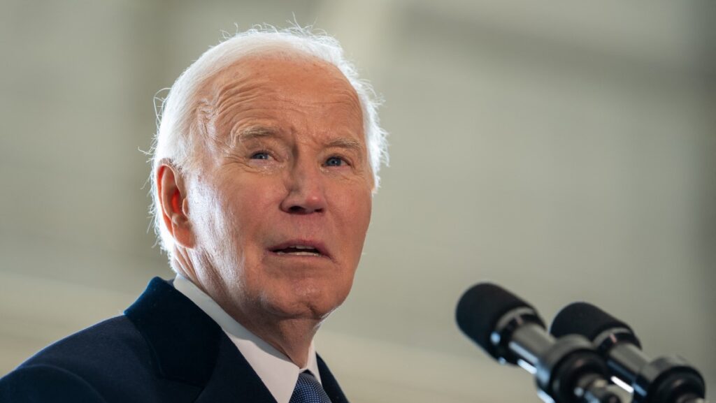 El expresidente estadounidense Joe Biden habla durante una ceremonia de despedida en la Base Conjunta Andrews, Maryland, el 20 de enero de 2025, tras la investidura de Donald Trump. (Foto de Allison ROBBERT / AFP)