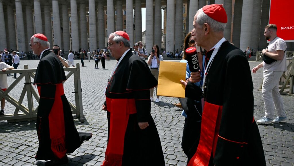 Los cardenales argentinos Vicente Bokalic Iglic (izq.), Ángel Sixto Rossi (centro) y Mario Aurelio Poli (der.) salen tras una reunión de congregación en el Vaticano, el 3 de mayo de 2025. (Foto: Filippo MONTEFORTE / AFP)