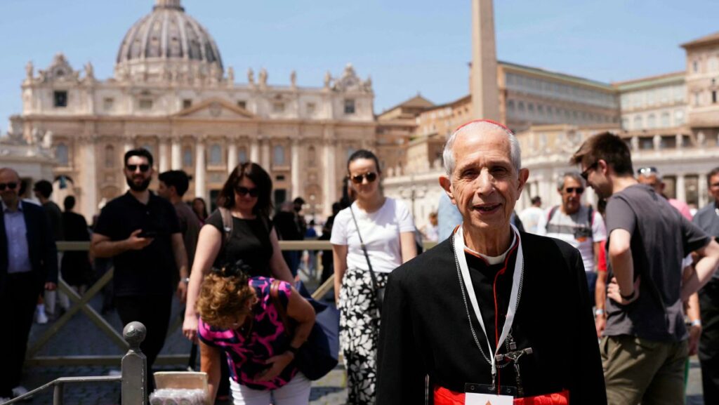 El cardenal Mario Aurelio Poli sale de una reunión de congregación en el Vaticano, el 3 de mayo de 2025. (Foto de Dimitar DILKOFF / AFP)