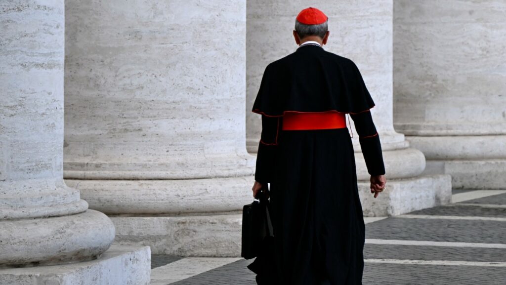 Un cardenal sale de una reunión de congregación en el Vaticano, el 3 de mayo de 2025. (Foto de Filippo MONTEFORTE / AFP)