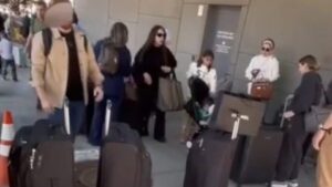 Videos captados por personas particulares muestran a la familia de Ovidio Guzmán, con maletas, cuando iban rumbo a Estados Unidos. (Foto: Redes sociales)