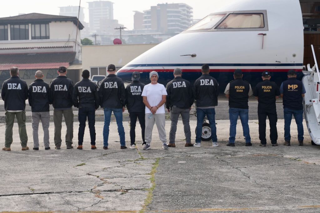 Miembros de la DEA resguardan el traslado de Aler Baldomero Samayoa. (Foto: Embajada de Estados Unidos)
