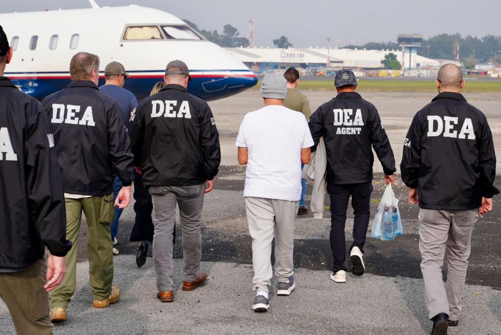 Traslado de alias "Chicharra" a la Fuerza Aérea Guatemalteca en la ciudad de Guatemala. (Foto: Embajada de Estados Unidos)