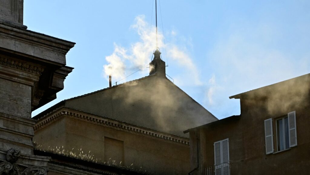 Esta fotografía muestra humo blanco saliendo de la chimenea de la Capilla Sixtina, lo que indica que los cardenales eligieron un nuevo papa durante su cónclave en el Vaticano el 8 de mayo de 2025. (Foto de Tiziana FABI / AFP)