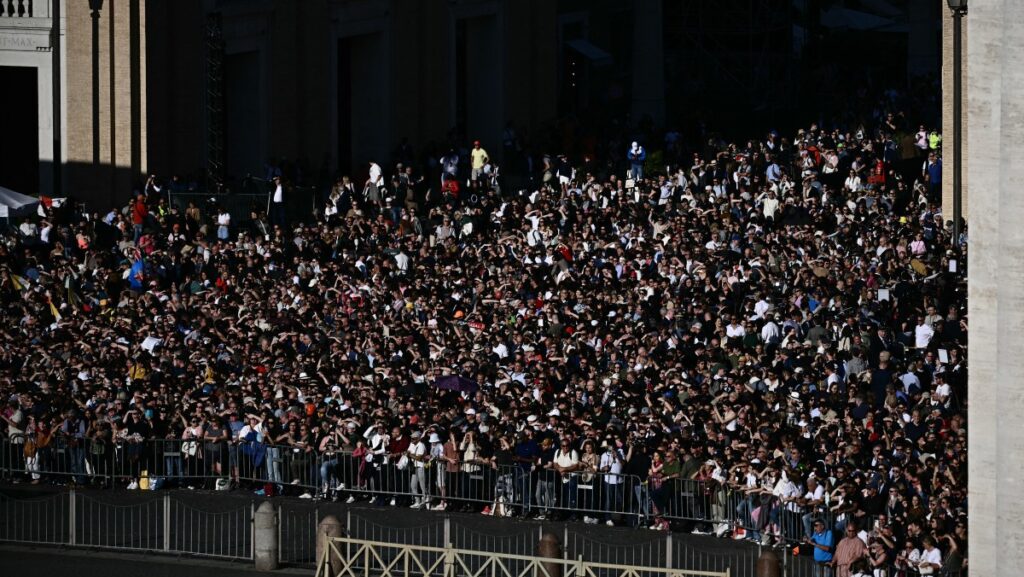 La gente espera la primera aparición del nuevo Papa, después de que los cardenales concluyeran el cónclave, en el Vaticano, el 8 de mayo de 2025. (Foto de Filippo MONTEFORTE / AFP)