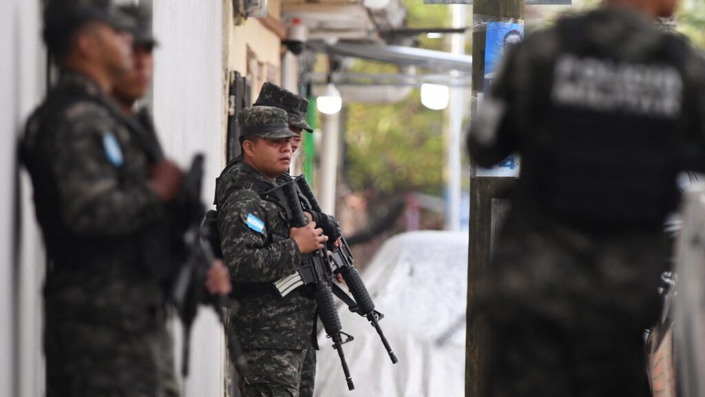 Agentes de la Policía Militar vigilan la escuela cristiana Elliot Dover en Tegucigalpa el 7 de mayo de 2025. La embajada de Estados Unidos en Honduras alertó el 6 de mayo de 2025 sobre una posible amenaza de tiroteo masivo en tres puntos de la capital, por lo que la policía desplegó un dispositivo de vigilancia especial. (Foto de Orlando SIERRA / AFP)
