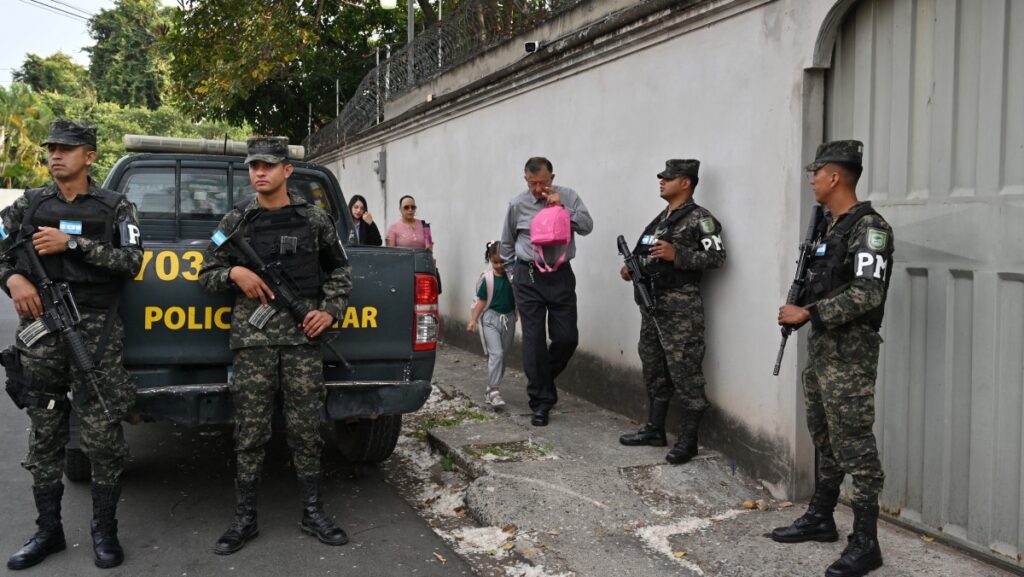 Agentes de la Policía Militar vigilan las calles cercanas a la Escuela Cristiana Elliot Dover en Tegucigalpa el 7 de mayo de 2025. (Foto de Orlando SIERRA / AFP)