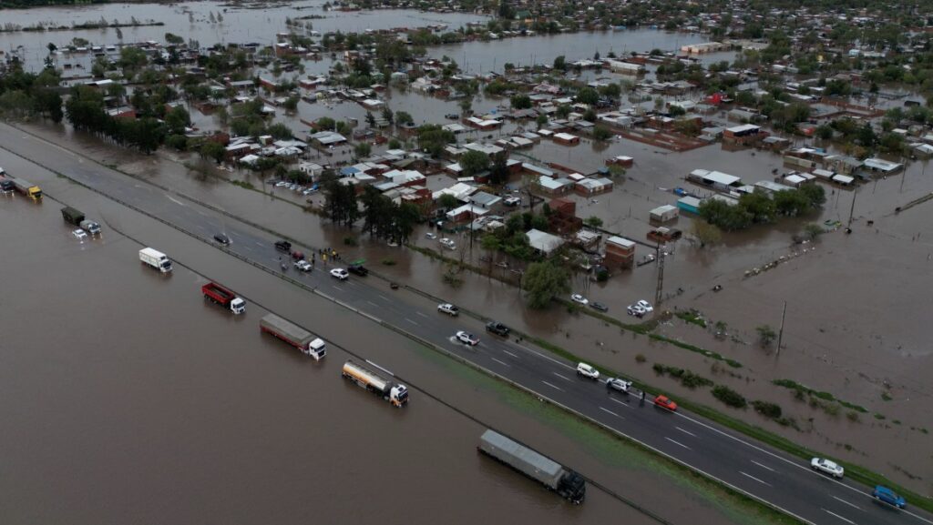 Vista aérea de una zona inundada tras fuertes lluvias en Campana, provincia de Buenos Aires, el 17 de mayo de 2025. (Foto de Luis ROBAYO / AFP)