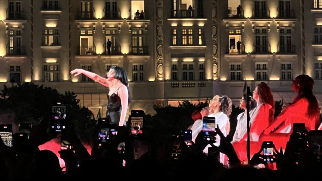 La estrella del pop estadounidense Lady Gaga se presenta durante su concierto en la playa de Copacabana en Río de Janeiro, Brasil, el 3 de mayo de 2025. (Foto de STRINGER / AFP)