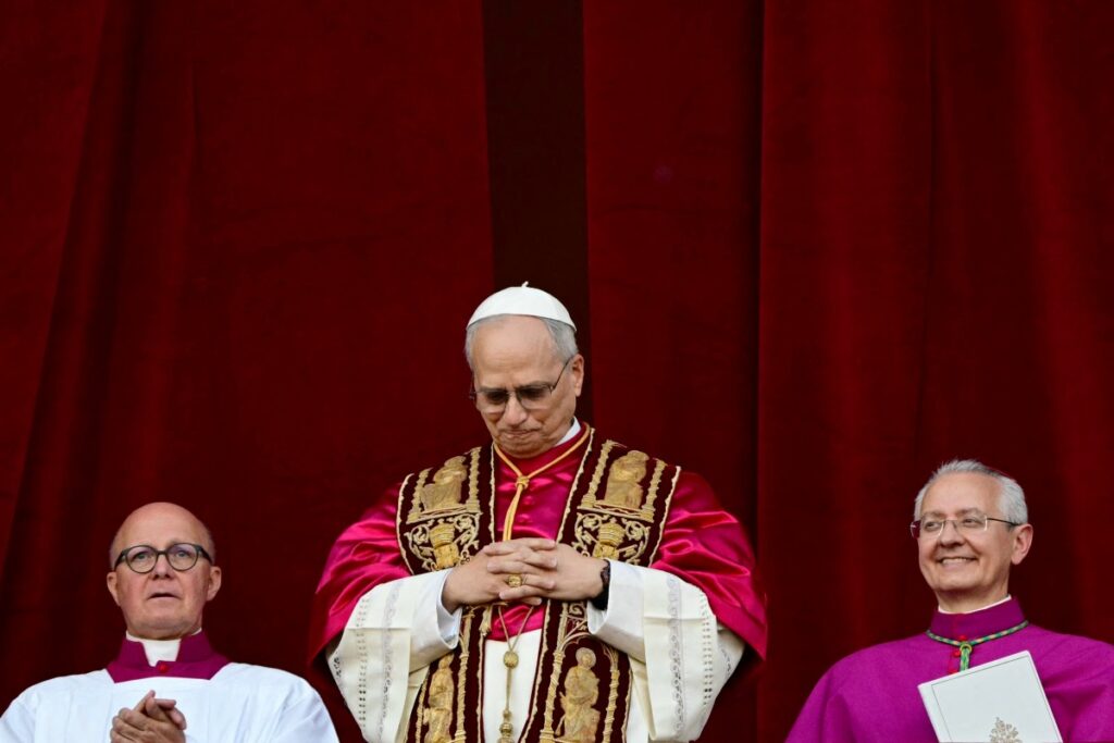 Robert Francis Prevost fue elegido el jueves como el primer Papa estadounidense, anunció el Vaticano. Moderado, cercano al Papa Francisco y misionero durante años en Perú, se convierte en el 267.º pontífice de la Iglesia Católica, adoptando el nombre papal de León XIV. (Foto de Tiziana FABI / AFP)