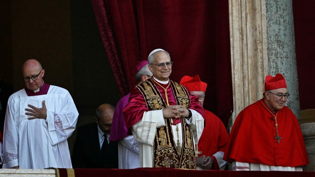 El recién elegido Papa León XIV, Robert Francis Prevost (C), llega al balcón central de la Basílica de San Pedro, tras la clausura del cónclave de los cardenales en el Vaticano, el 8 de mayo de 2025. (Foto de Gabriel BOUYS / AFP)