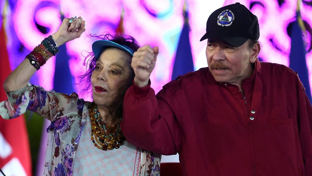 Esta foto, publicada por el medio oficial El 19 Digital, muestra al presidente nicaragüense Daniel Ortega y a la copresidenta Rosario Murillo gesticulando durante las celebraciones del Día del Trabajo en Managua el 30 de abril de 2025. (Foto de JAIRO CAJINA / El 19 DIGITAL / AFP)
