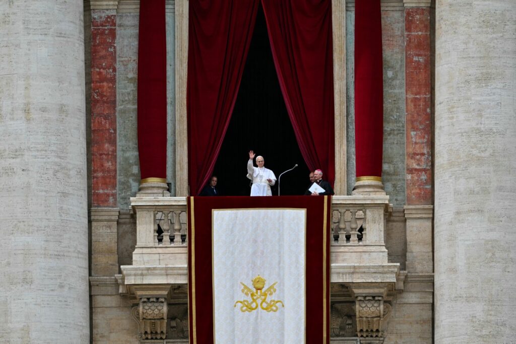 El Papa León XIV saluda a la multitud durante la oración del Regina Caeli desde la logia central de la basílica de San Pedro en el Vaticano, el 11 de mayo de 2025. (Foto de Andreas SOLARO / AFP)