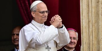 El Papa León XIV hace un gesto después de recitar el Regina Caeli desde la logia central de la basílica de San Pedro en el Vaticano, el 11 de mayo de 2025. (Foto de Tiziana FABI / AFP)