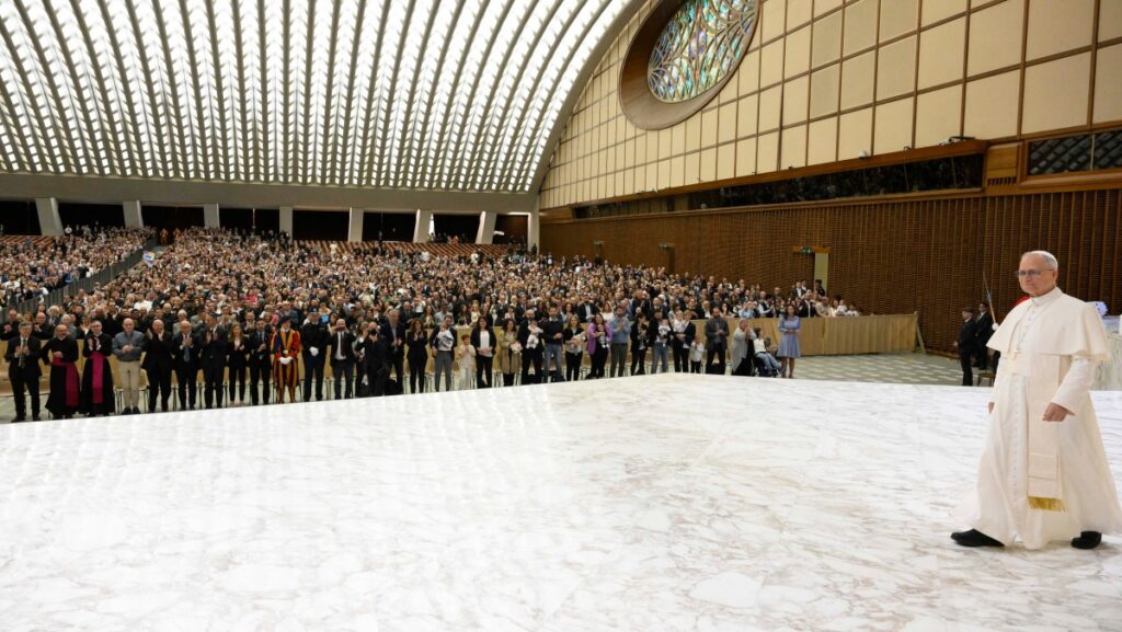 Esta foto muestra al Papa León XIV llegando para dirigirse a miembros de la Curia Romana y empleados del Vaticano en el Aula Pablo VI (Aula de Audiencias Pablo VI), en el Vaticano. (Foto de Mario Tomassetti / VATICAN MEDIA / AFP)