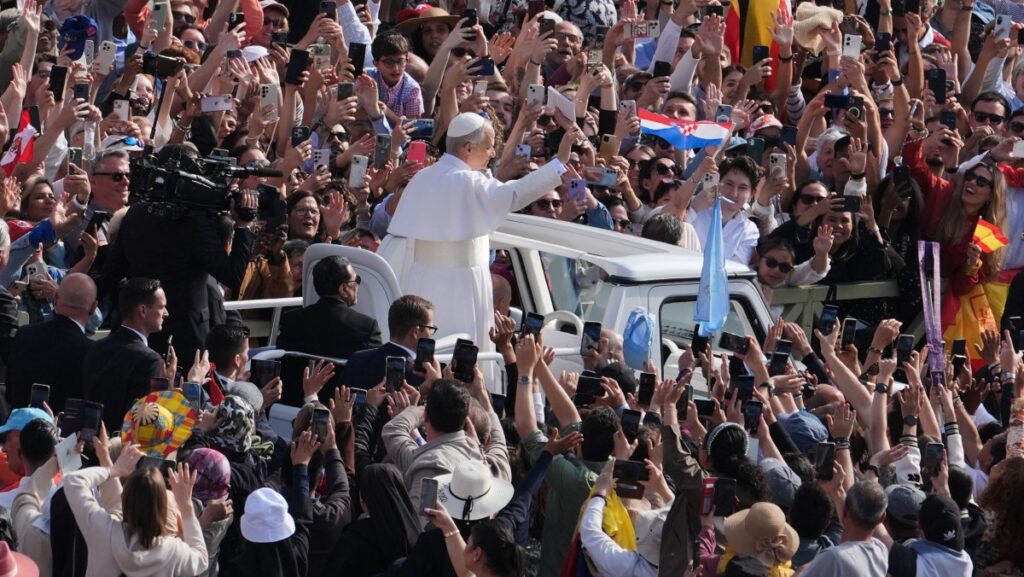 El papa León XIV, en su papamóvil, recorre la Plaza de San Pedro antes de la Santa Misa de inicio del pontificado de León XIV en el Vaticano, el 18 de mayo de 2025. (Foto de Jacquelyn Martin / POOL / AFP)
